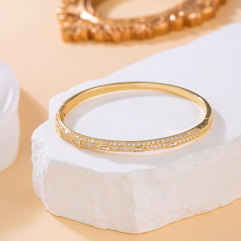 Wholesale directly from the manufacturer High-quality bracelet slightly inlaid with zircon love butterfly color retention luxury women