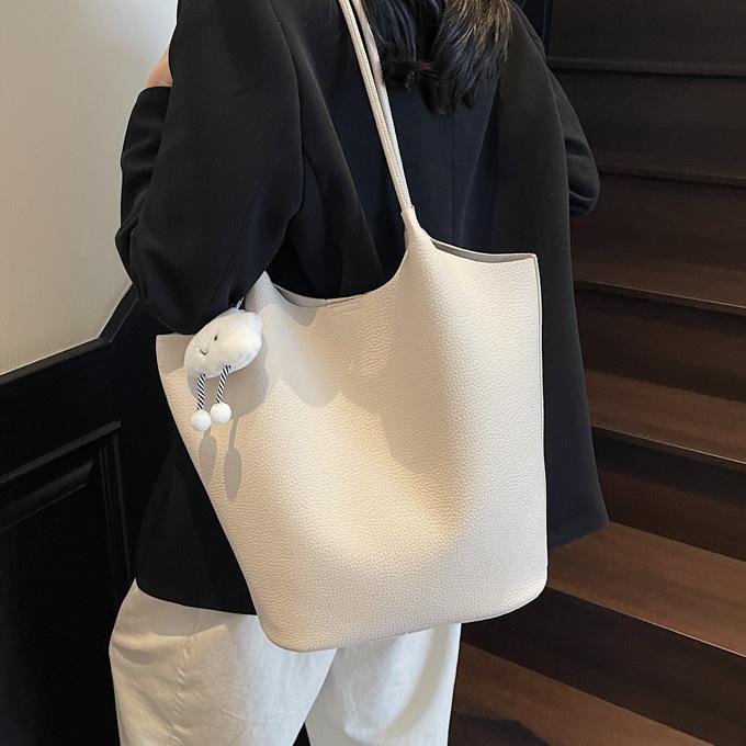 Casual and Versatile Tote Bucket Bag Women's 2025 New Spring and Summer Large Capacity Commuter Shoulder Bag Student Class Bag