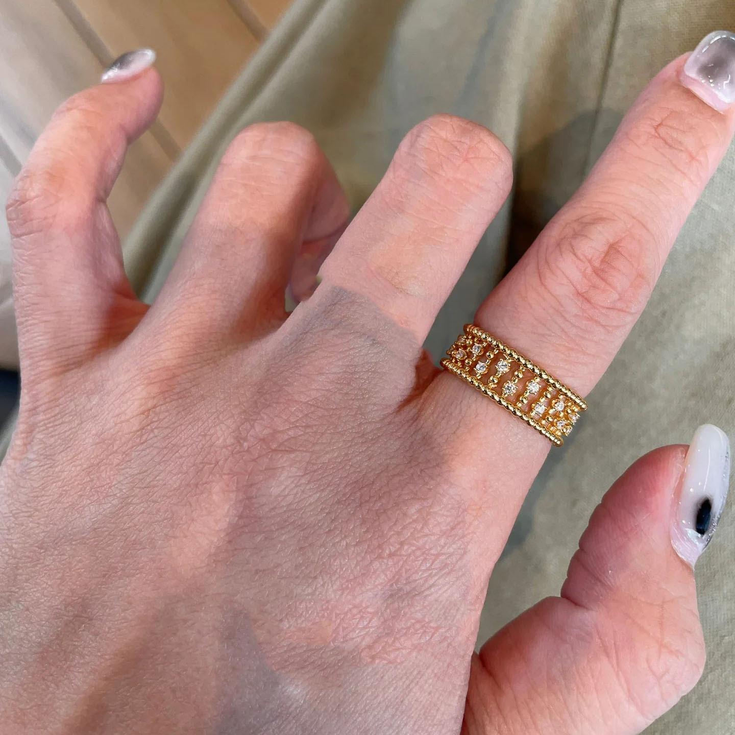 Xiaohongshu носит такое же персонализированное шикарное массивное золотое кольцо с бриллиантами, которое взрывает стиль old money, универсальное высококлассное кольцо