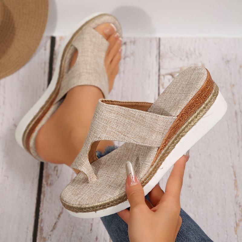 New Style Shoes: Large-sized Round-toe Retro Women's Shoes with Hollowed-out Wedge Heels, Large-sized Flip-flops