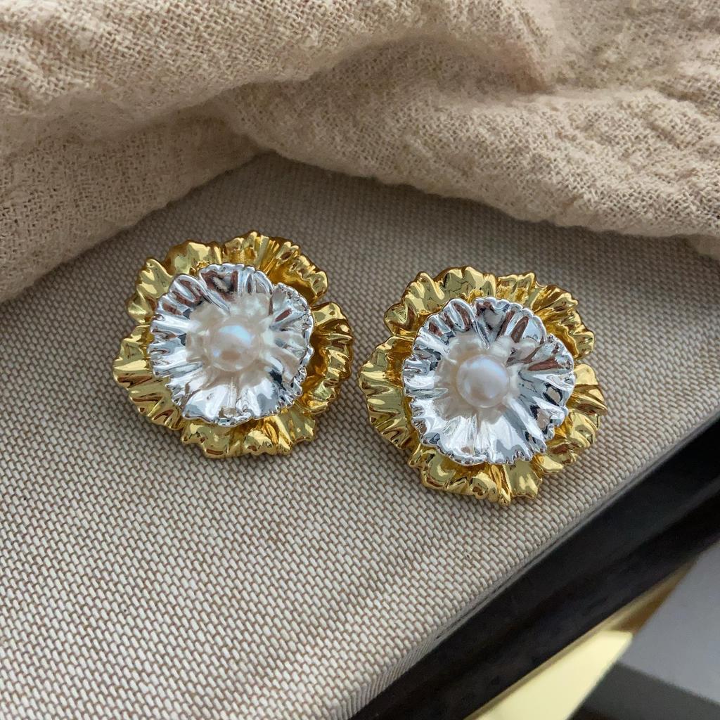 Wear More Earrings, Gold And Silver Contrasting Color Flower Stud Earrings, Metal Feeling Cold Wind Heavy Industry Exquisite Versatile Earrings