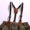 Completo formale per ragazzo in stile britannico: Completo due pezzi: Camicia con papillon, Bretelle e Pantaloni lunghi.
