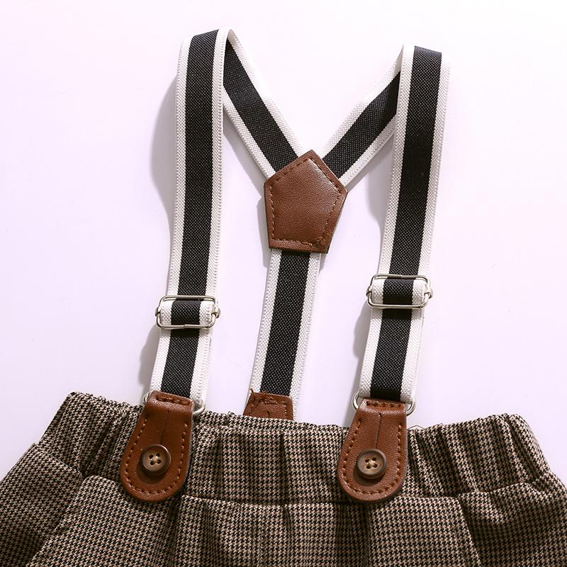 Completo formale per ragazzo in stile britannico: Completo due pezzi: Camicia con papillon, Bretelle e Pantaloni lunghi.