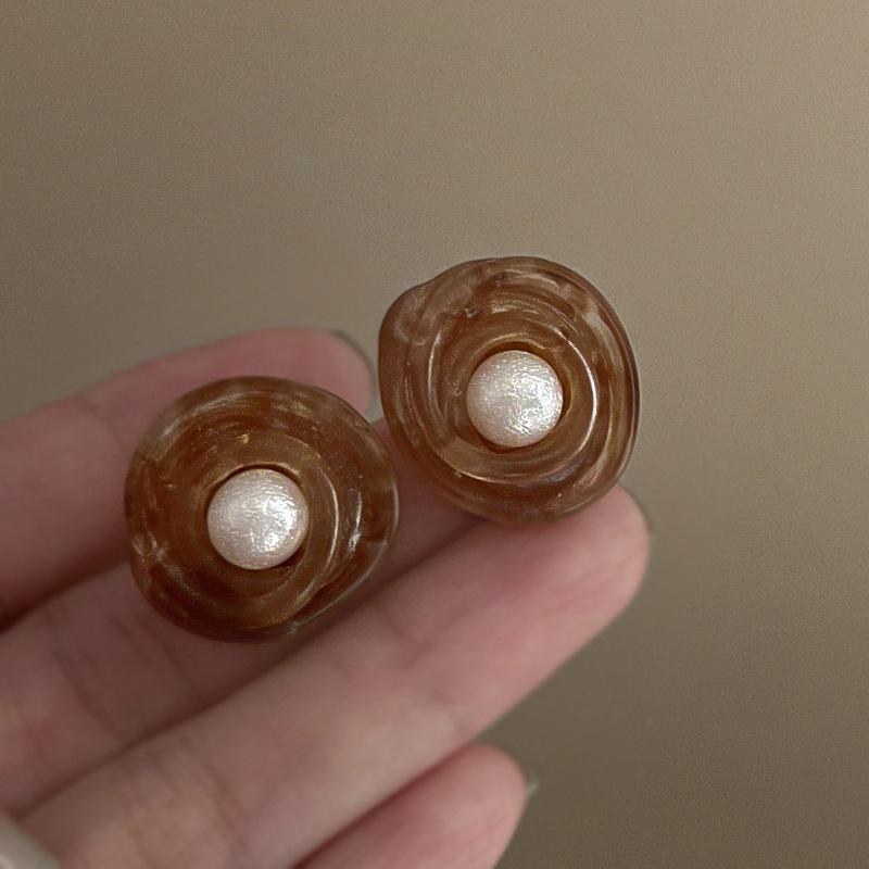 Maillard Brown Geometric Round Stud Earrings: Fashionable, Retro, and Versatile High-End Jewelry for Women.