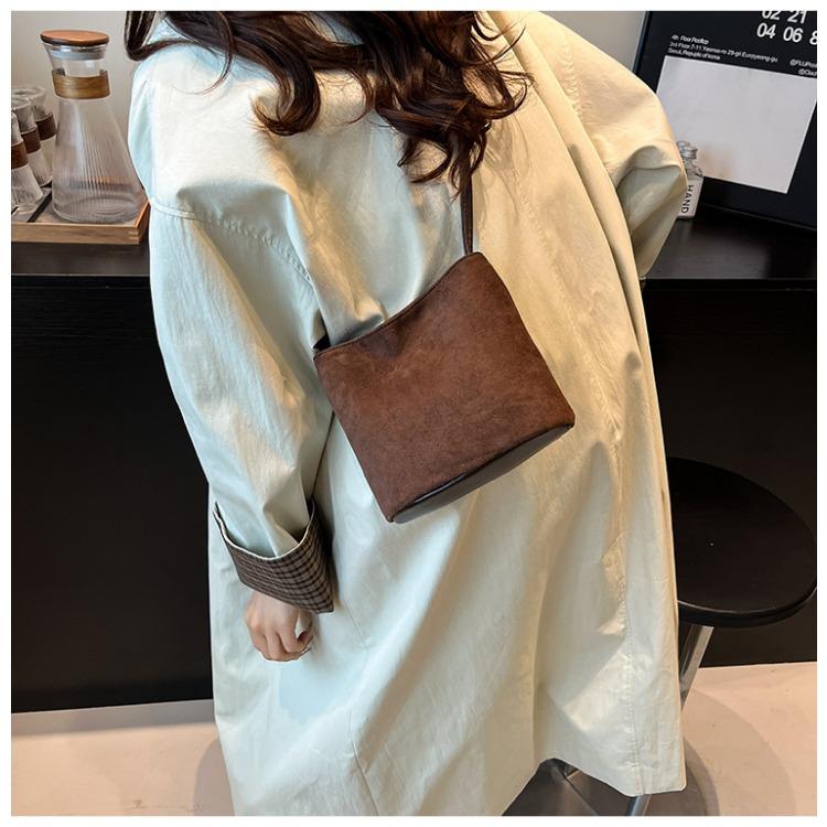 Women Suede Bucket Bag Faux Suede Shoulder Bag Large Capacity Women's Commuting Bags Retro Trendy Solid Color Tote Handbags 2025