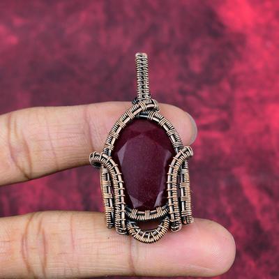 Pendentif en rubis du Cachemire facetté, bijou ancien serti de fil de cuivre, fait main, orné de pierres précieuses. Cadeau idéal pour des fiançailles.