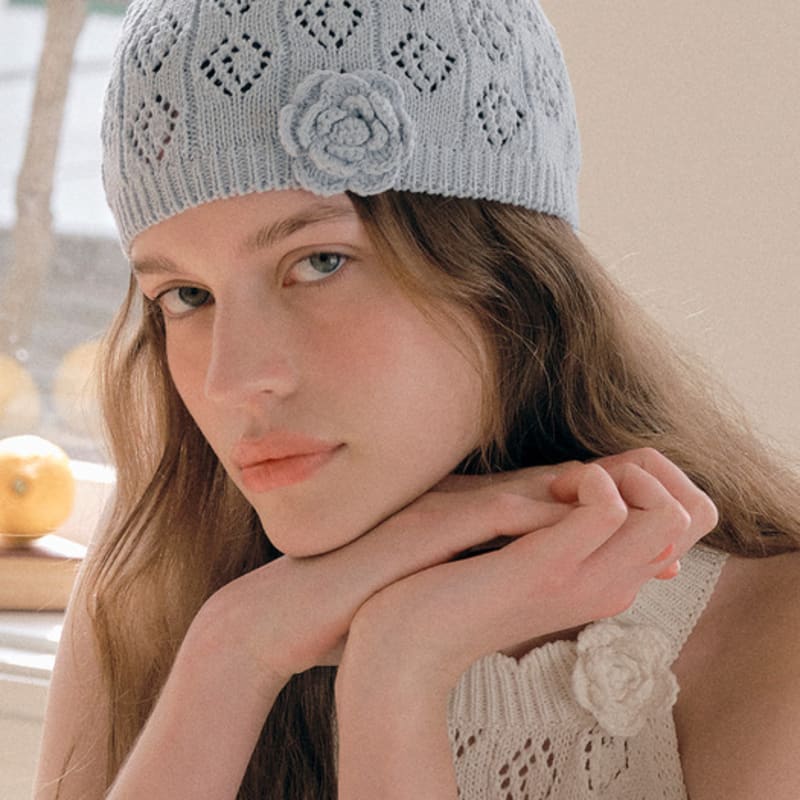 ROLAROLA CORSAGE KNIT BEANIE LIGHT BLUE