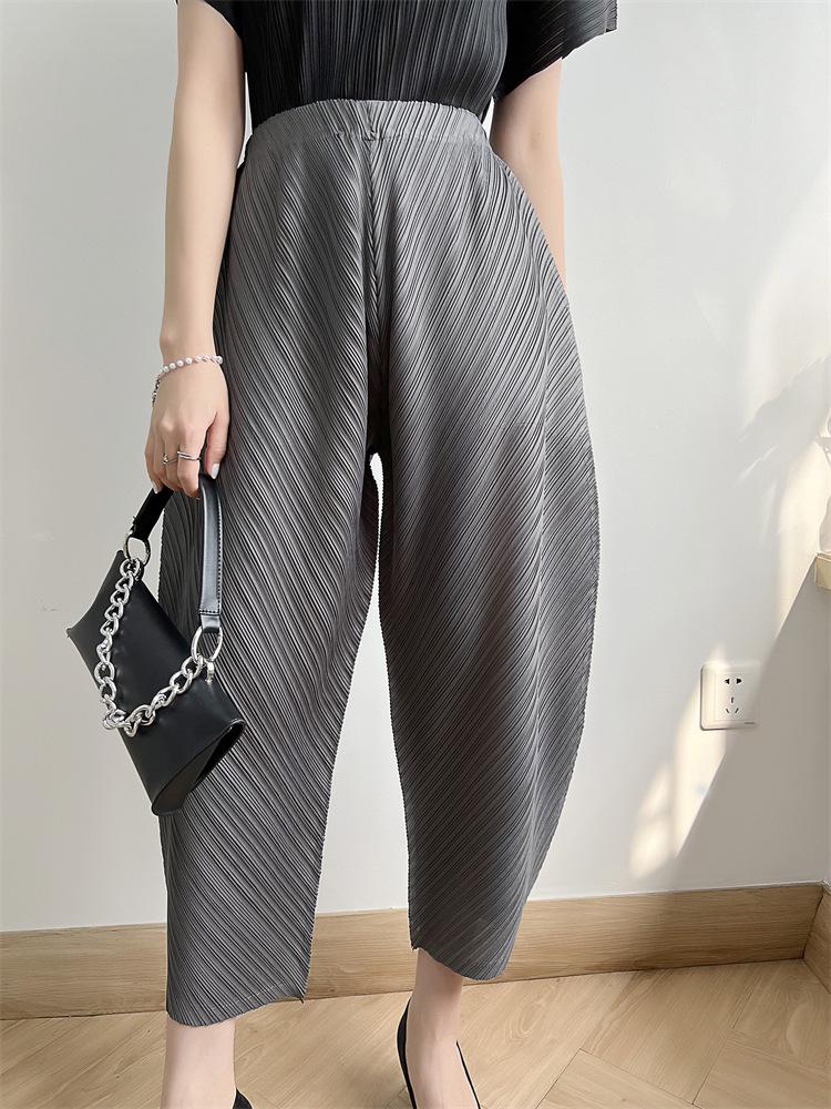 

Жіночі літні вільні плісировані штани-ліхтарики Miyake 2023: Зручна та універсальна мода One Size