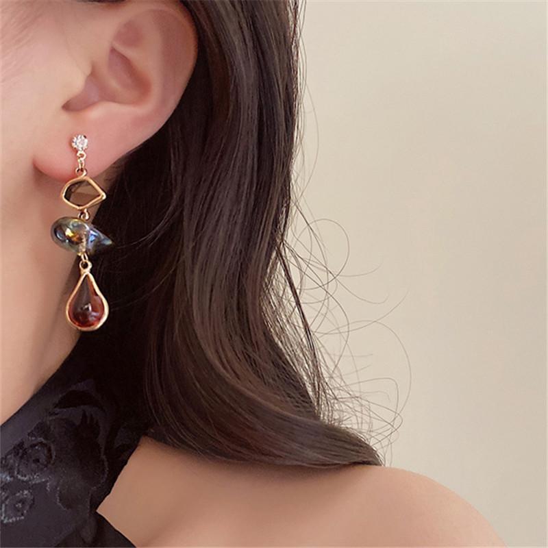 Vintage Abstrakter Kunststil Asymmetrische Hängeohrringe für Damen Persönlichkeit Humanoide Hand Ohrringe Party Schmuck