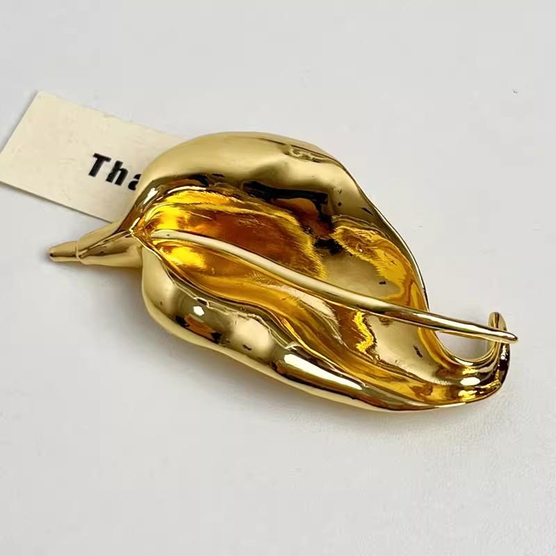 Vintage Metal Leaves Flower Shape Brooch for Women Unique Delicate Suit Corsage Pins Fashion Accessory Party Jewelry