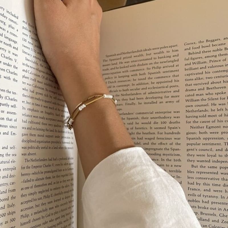 THE BORING tiny pearl bracelet