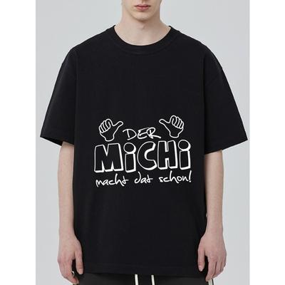 T-Shirt Nera con Testo Der Michi Macht Das Schon e Stampa di Segni con le Mani per Abbigliamento Casual