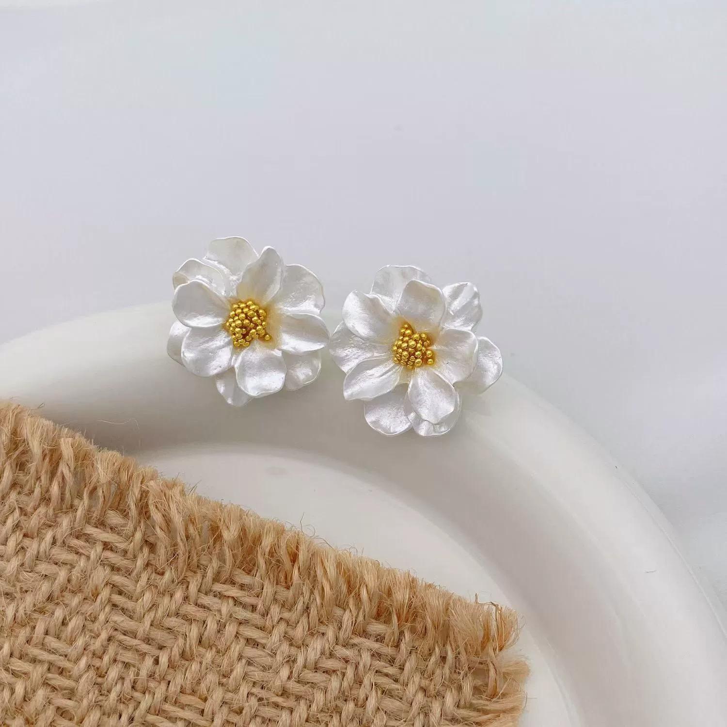 

2 шт. белые акриловые цветочные женские серьги-гвоздики, сложенные цветочные узоры, корейская мода, милые лепестки, нестандартные женские серьги, новинка 2025 г.