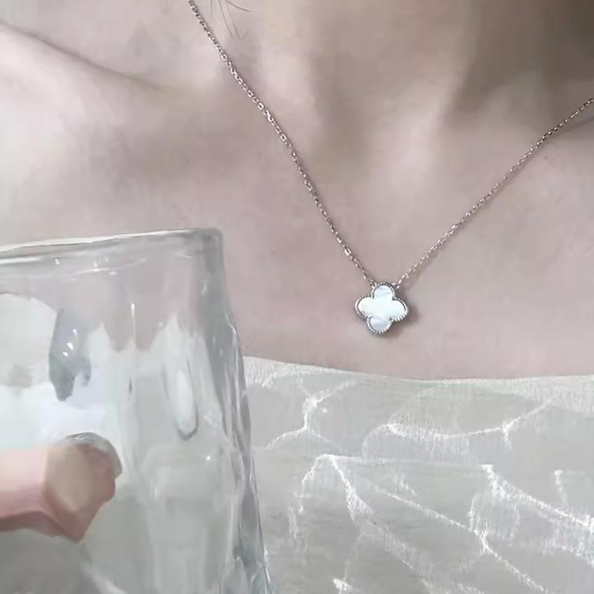 Lucky Four-Leaf Clover Necklace New Exquisite Senior Sense Titanium Steel Does Not Lose Colour Collarbone Chain Jewellery