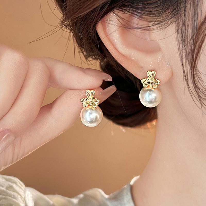 

Pearl three-petaled grass stud earrings temperament light luxury earrings fashion simple versatile earrings niche high sense