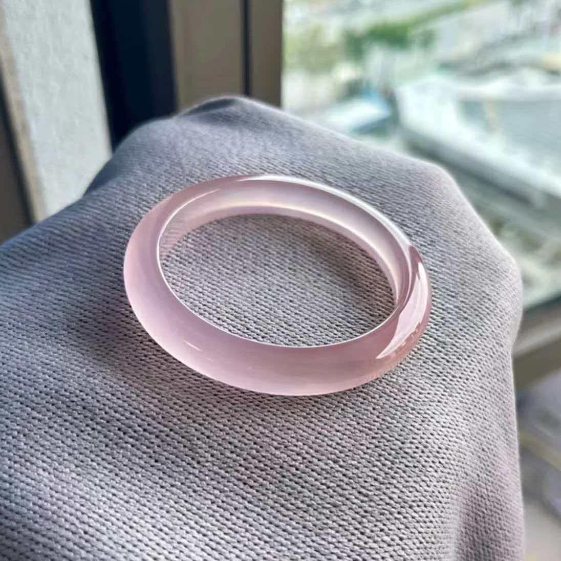 

Women s White and Ice Blue Cat s Eye Bracelet with Gradient Jade Finish Diameter 60mm