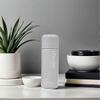 Toto jemné mléčné esenční tonikum o objemu 140 ml má přírodní složení vhodné pro všechny typy pleti a lze jej použít pro každodenní hydratační péči o pleť.
