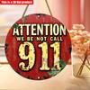 2D Flat 20*20cm1pc Attention We Be Not Call 911 Yellow Text Pendant, Red Vintage Style Rural Wall Art Plaque, Simple Wall Decoration Logo, Suitable