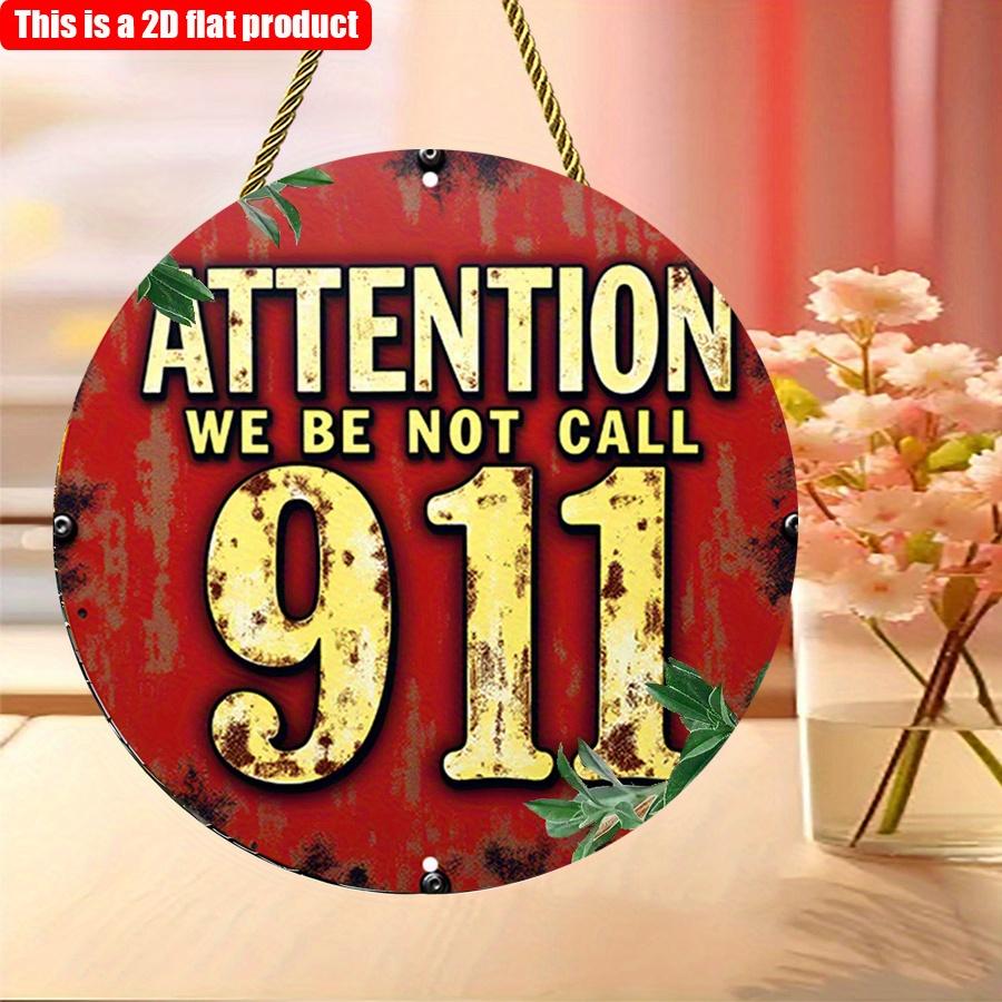 2D Flat 20*20cm1pc Attention We Be Not Call 911 Yellow Text Pendant, Red Vintage Style Rural Wall Art Plaque, Simple Wall Decoration Logo, Suitable