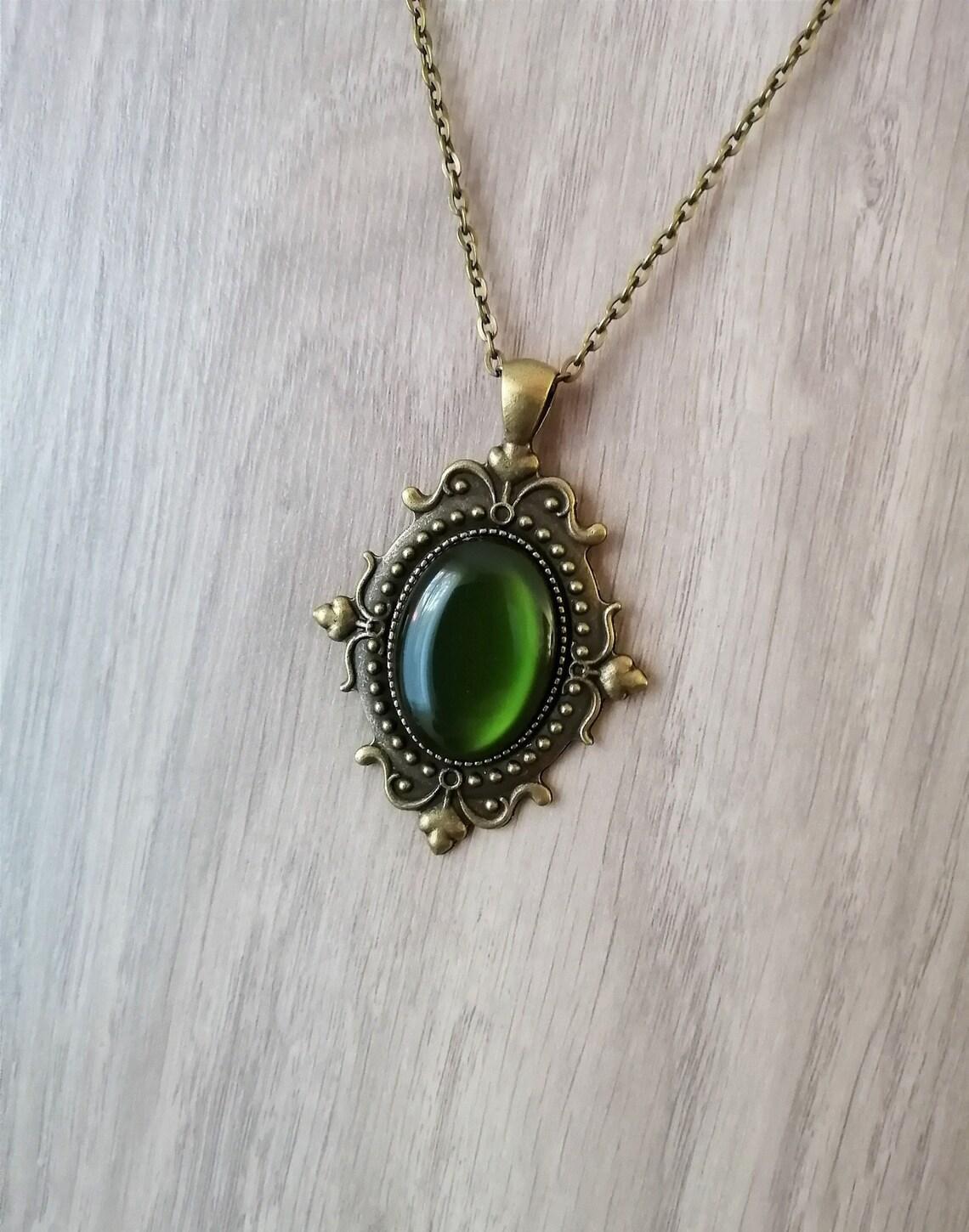 

Medieval Victoria Pattern Oval Bronze Color Green Opal Pendant Necklace for Women Men Gothic Retro Jewelry Accessories Gifts зелёный