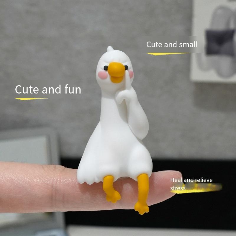 Niedliche 3D-Entenfigur Mini-Harz-Entenverzierung Auto-Innenraum-Dekor Zubehör für Schreibtisch Auto-Armaturenbrett TV-Monitor Zuhause Geschenkidee