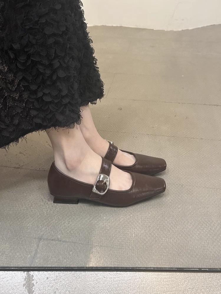 

Обувь Зимняя одинарная обувь Французская низкая мода Туфли Мэри Джейн женский каблук маленькие кожаные туфли серебристые квадратный носок ретро новинка 2025 39 коричневый