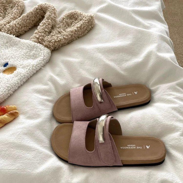 Korean yellow slippers women's summer wear new flat-bottomed French retro one-word sandals holiday seaside beach sandals