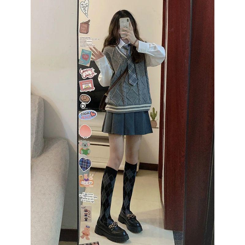 

Набор из двух частей: Японская милая рубашка с галстуком и серый вязаный жилет с V-образным вырезом для студенток 2XL