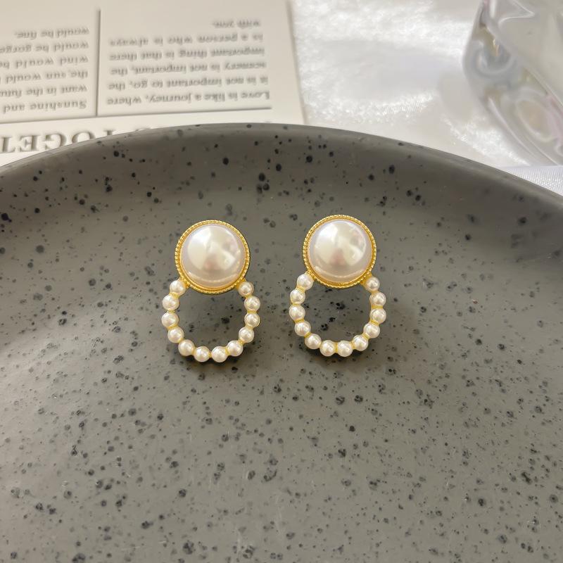 Amber Coffee French Retro Luxury Earrings - Women's Elegant Studs with Niche Design