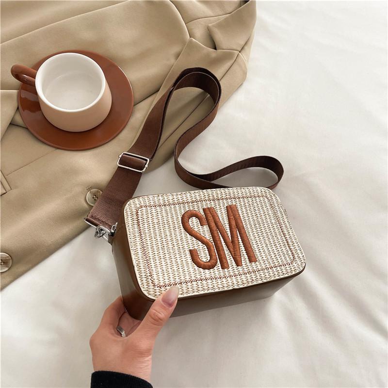 

Personalized Fashion Trend 2025 Straw Casual Versatile Niche Letter Small Square Bag Wide Shoulder Strap Popular Shoulder Crossbody Bag коричневий