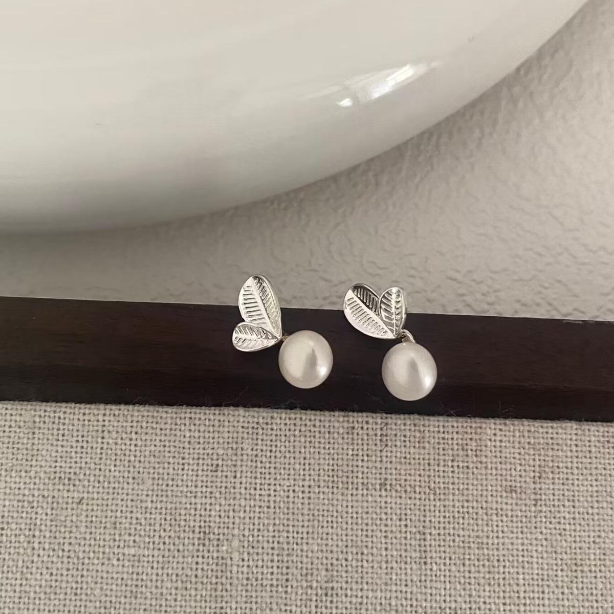 Elegant Silver Leaf Pearl Stud Earrings - Chic, Versatile, Fashionable Design