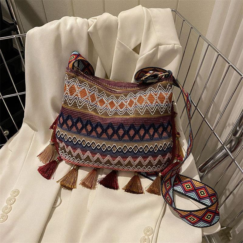 High-value ethnic style messenger bag women's 2025 new trendy versatile wide shoulder strap shoulder bag fringed bucket bag women