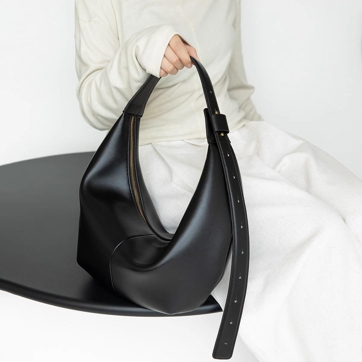 

Нишевый дизайн Большая вместимость Черная сумка-пельмень на плечо и через плечо чёрный