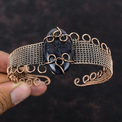 Iolith Sonnenstein Armreif Kupferdraht umwickelter Schmuck Verstellbarer Armreif Handgemachter Kupferdraht Wickel Armreif Einzigartiges Edelsteinarmband
