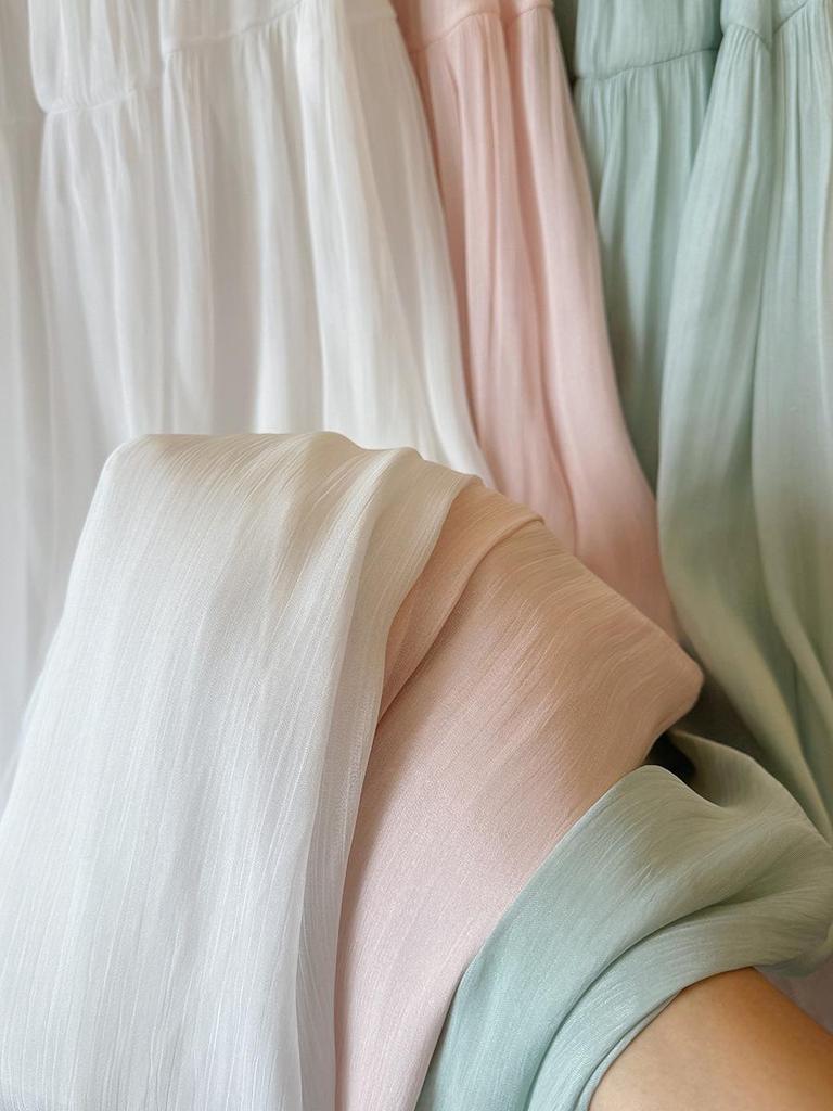 Jupe Demi-Jupe Fluide à Guirlandes Lumineuses pour Femmes - Douce, Longue jusqu'au Sol et Drapée avec un Design Assemblé.