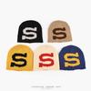 Korean-style color-block S-letter knitted beanie, unisex, for autumn and winter, warm, ear-covering, loose-fitting, and designed to be pulled over