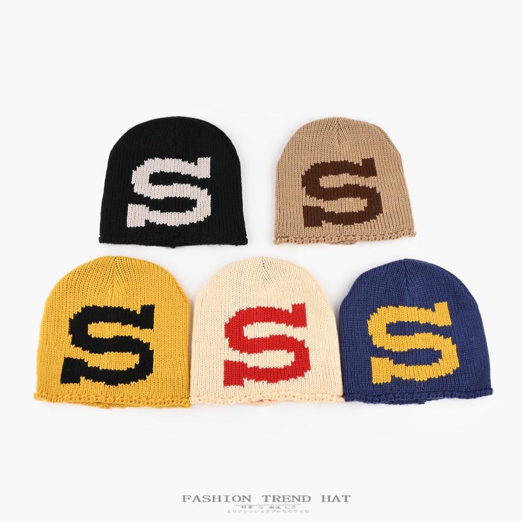 Korean-style color-block S-letter knitted beanie, unisex, for autumn and winter, warm, ear-covering, loose-fitting, and designed to be pulled over