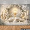 Sakrament des Kommunion-Hintergrunds, Heilige Eucharistie-Thema mit goldenem Kelch und weißen Rosen für Fotokabine