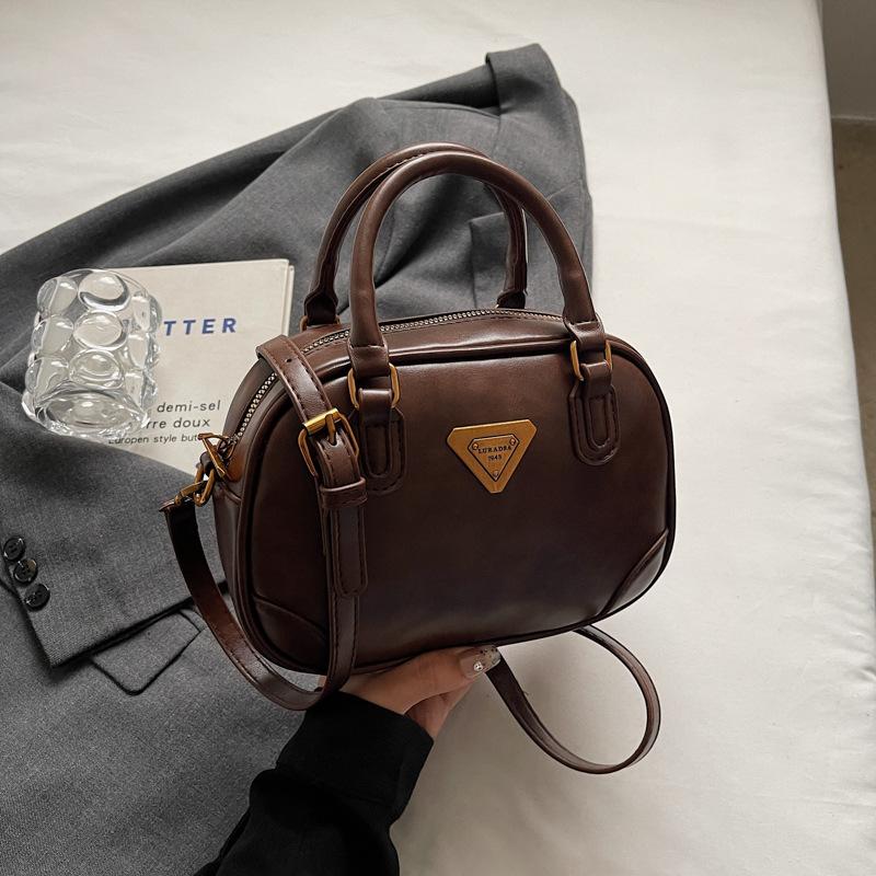 Retro Design Handbag 2025 New Niche Design Commuter Messenger Bag Matte Texture Shoulder Bag