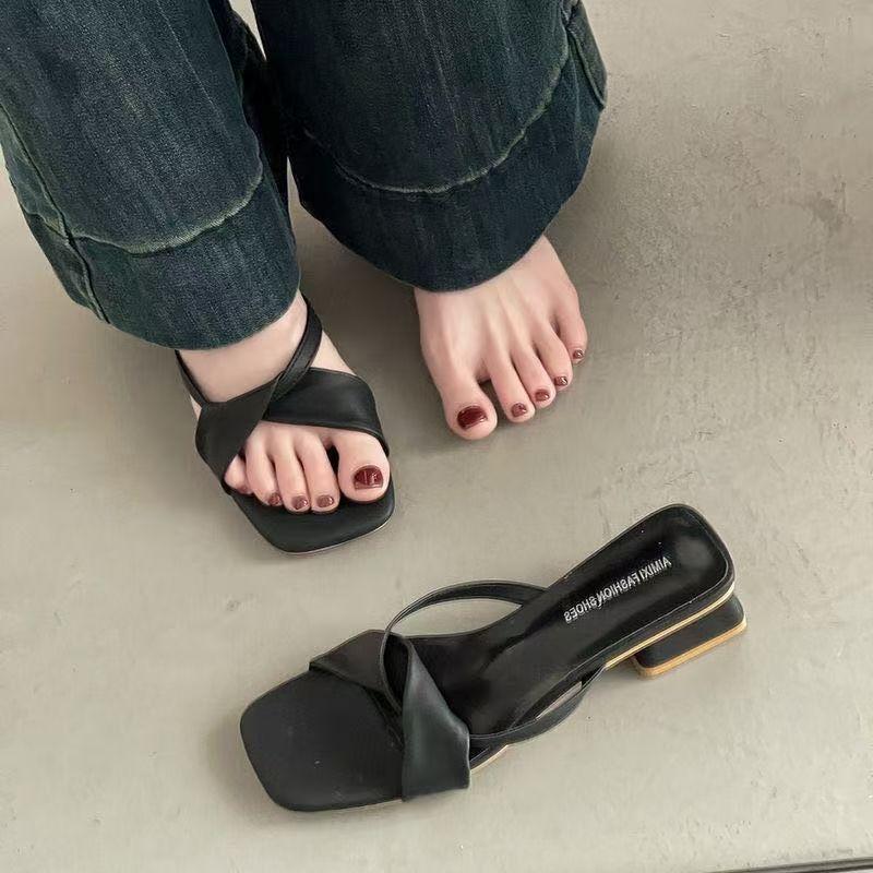 Beautiful square head fashion fairy cool slippers wear versatile thick heel simple not tired feet sandals 2025 summer new