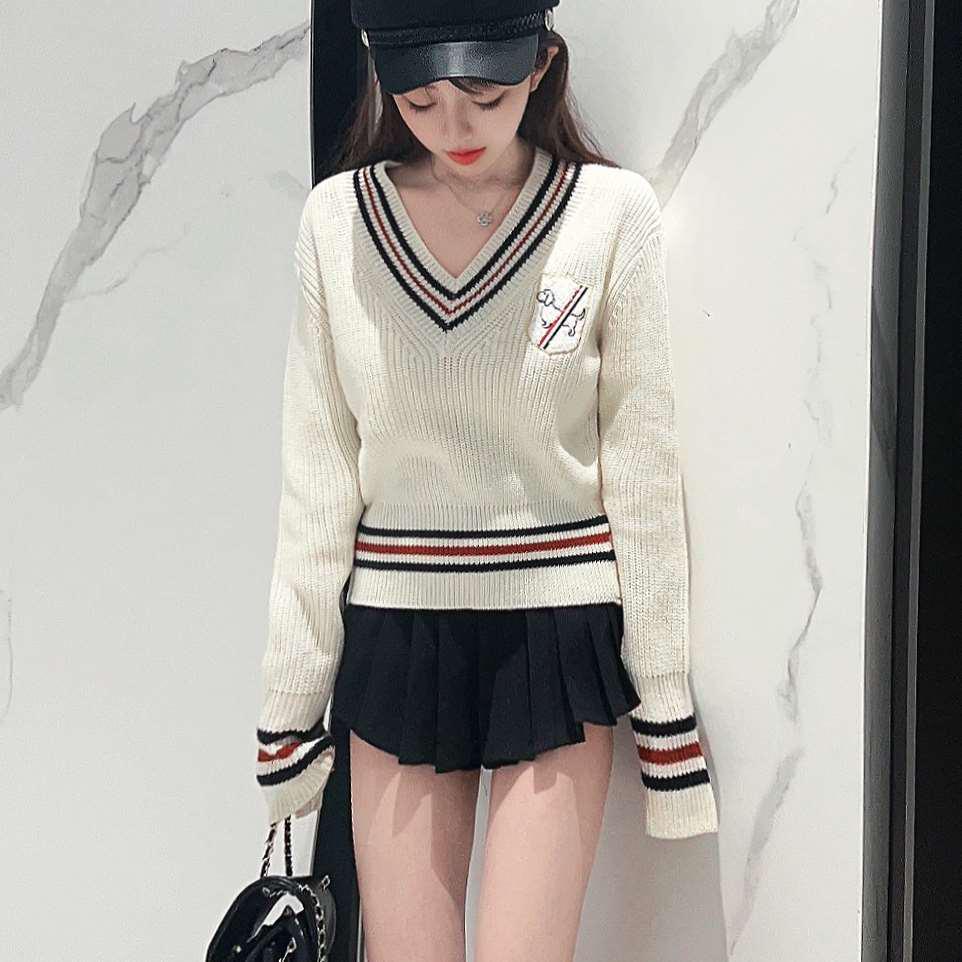 Puppy Badge Embroidered Women's V-Neck Retro Sweater - Autumn/Winter Wool Knit, Short Fitted Academy Style Pullover