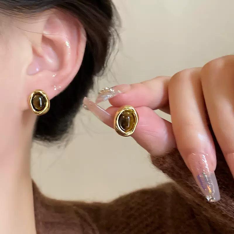 High-End Retro Maillard Coffee Earrings: Exquisite Versatile Design for Women
