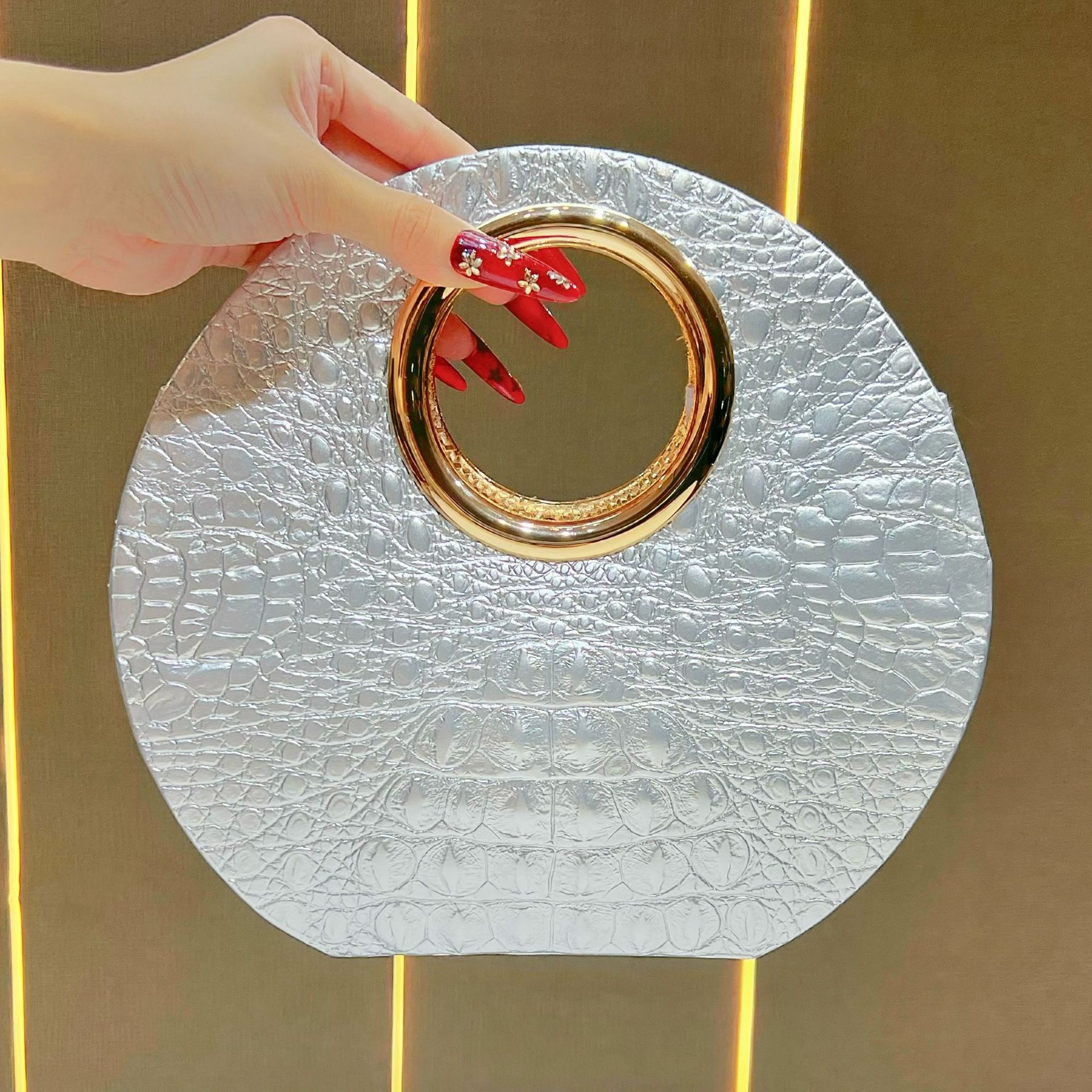 

Новая женская сумка через плечо серебряный