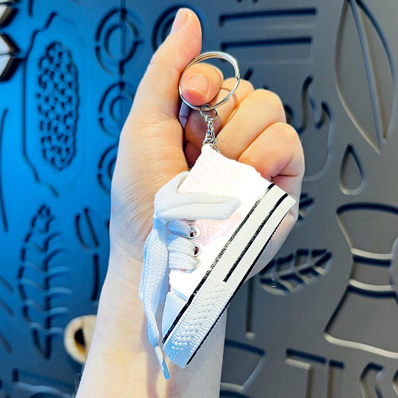 

Міні брелок-кросівка на полотні: Трендовий кулон для рюкзака та стильний подарунок