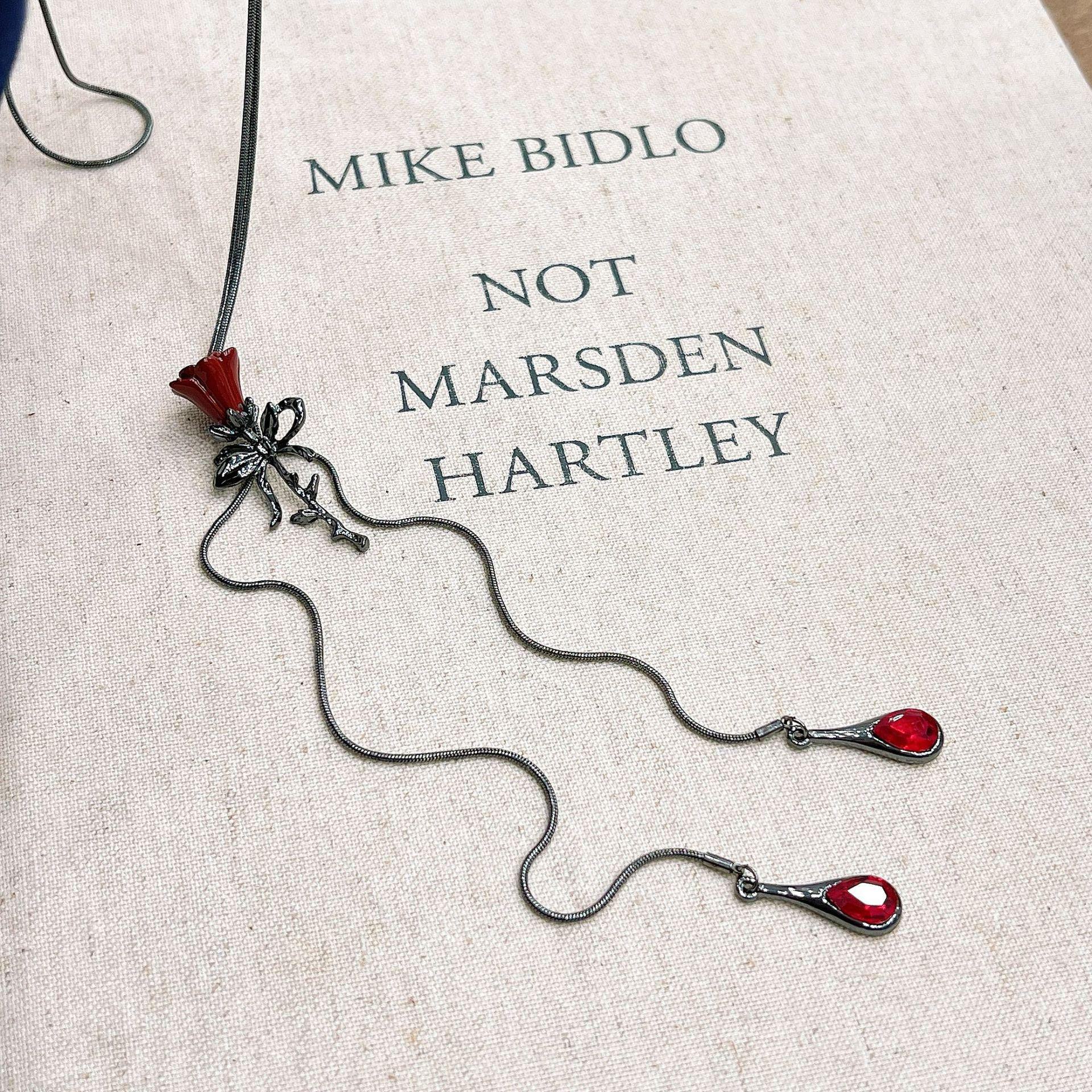 

Регулируемое ожерелье Dark Night Rose: Уникальный дизайн, милый и стильный стиль для поездок на работу, модная цепочка на ключицу. model N1032 красный