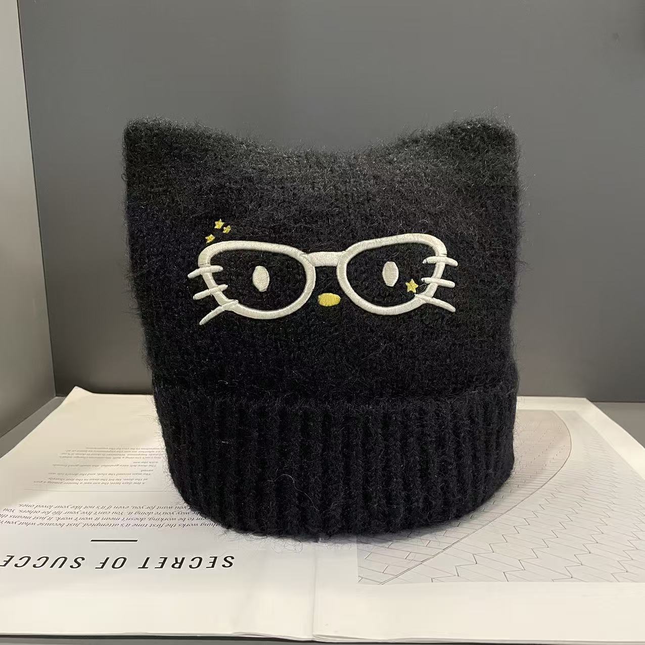 

Новая милая и свежая вязаная шапка с вышивкой кошки для осени и зимы для тепла на улице, универсальная и молодежная шерстяная шапка для женщин M（56-58cm）