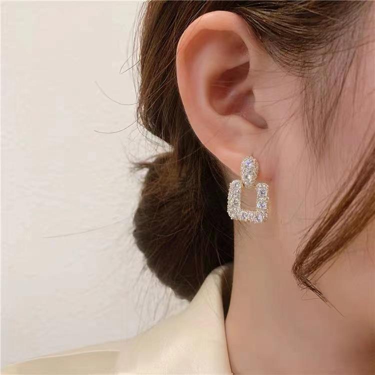 Złote Kwadratowe Kolczyki Sztyfty z Temperamentem Lekki Luksus Wysoki Design