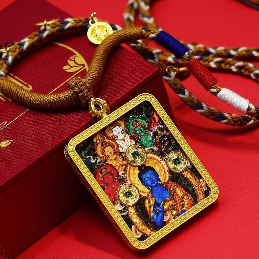 Tibetisches Thangka-Goldhalskette mit Münzanhänger mit den Fünf Kaisern und Gelbem Jambhala für Reichtum und Wohlstand.