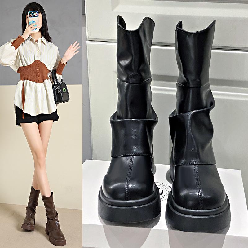 Cremefarbene Stiefel mit klobigem Absatz und Plissee - Britische Mode für Damenstiefel mit hohem Absatz, Herbst/Winter 2025