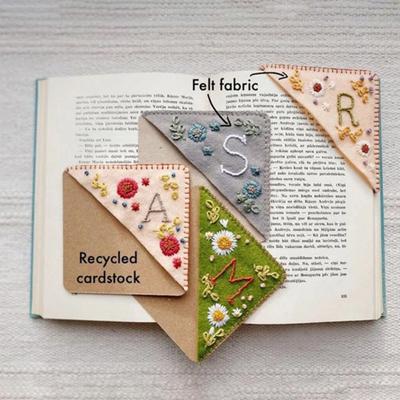 1/4 Stück Handgesticktes Ecklesezeichen Dreieckige Seite Genähtes Lesezeichen Filzblume Brief Lesezeichen Zubehör für Buchliebhaber